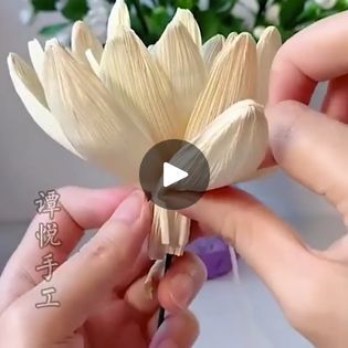 Corn Leaves Flowers, Corn Husk Crafts Diy, Corn Leaf Craft, Cornhusk Flowers, Corn Husk Flowers, Corn Husk Wreath, Corn Husk Crafts, Corn Dolly, How To Make Corn