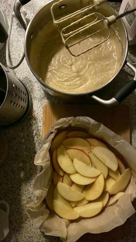 Baking Apple Pie Aesthetic, Baking Pie Aesthetic, Fall Bakery Aesthetic, Thanksgiving Baking Aesthetic, Baking Asethic, Autumn Baking Aesthetic, Pastry Chef Aesthetic, Home Cooking Aesthetic, Apple Pie Aesthetic