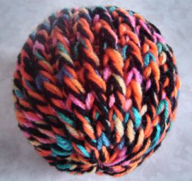 Becky's Loom knit ball Knitting Toys Easy, Loom Knitting Pattern, Cat Projects, Round Loom Knitting, Circular Loom, Loom Knitting Tutorial, Loom Crochet, Round Loom, Knifty Knitter