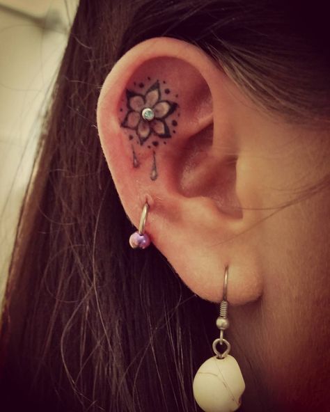 Cute Ear Tattoos for Women - Ear Tattoo Ideas for Girls Cute Ear Tattoos, Inner Ear Tattoo, Africa Tattoos, Behind Ear Tattoos, Ear Tattoo Ideas, Ear Tattoos, Best Friend Tattoos, Friend Tattoos, Mom Tattoos