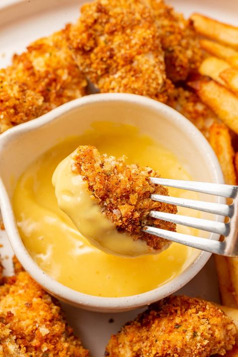 These gluten-free chicken nuggets are perfectly crispy on the outside, tender on the inside, and packed with flavor. Coated in a gluten-free breadcrumb and parmesan mixture, they’re baked to golden perfection in the oven. Great for family meals, serve these irresistible nuggets with your favorite dipping sauces, and they’ll be a guaranteed hit with both kids and adults! Chicken Nuggets Baked, Grilled Chicken Nuggets, Gluten Free Baked Chicken, Gluten Free Chicken Tenders, Gluten Free Chicken Nuggets, Chicken Nuggets Recipe, Homemade Fried Chicken, Gluten Free Panko, Gluten Free Chicken Recipes