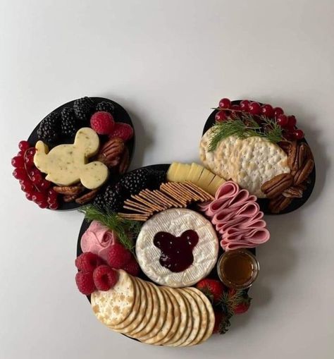 Minnie Mouse Veggie Tray, Twoodles Birthday Party Food, Mickey Mouse Cheese Board, Minnie Charcuterie Board, Christmas Mickey Birthday Party, Disney Brunch Ideas, Disney Retirement Party, Mickey Charcuterie Board, Aesthetic Minnie Mouse Party