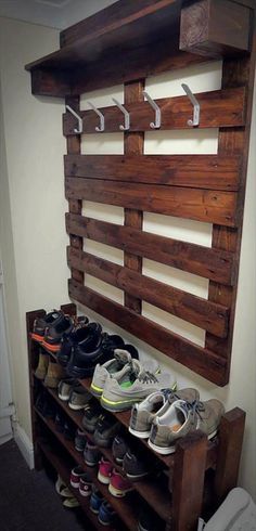 Pallet Wardrobe, Pallet Coat Racks, Pallet Home Decor, Wood Pallet Projects, Diy Pallet Projects, Pallet Wood, Wooden Pallets, Diy Pallet Furniture, White Bedroom