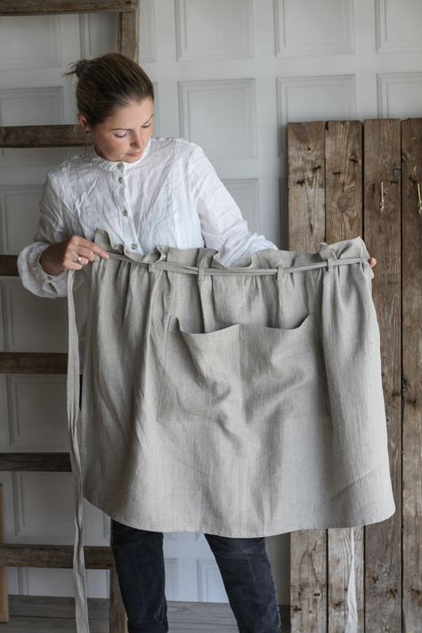 Linen waist apron with pockets and adjustable long strap - drawstring apron can be with a ruffled or plain top. This skirt apron is made from washed and soft highest quality raw Lithuanian linen ( OekoTex100 quality).  Composition: 100% natural 300gsm linen Size fits from XS to XL 100x65cm (39"x26") + long strap.  (if you want another size, please contact me): Linen care: - washing up to 40oC in the washing machine - dry gently - no ironing is required for wrinkled texture. Waist Apron Pattern, Half Apron With Pockets, Barista Outfits, Linen Aprons, Bistro Apron, Linen Outfits, Pretty Apron, Rough Linen, Diy Sy