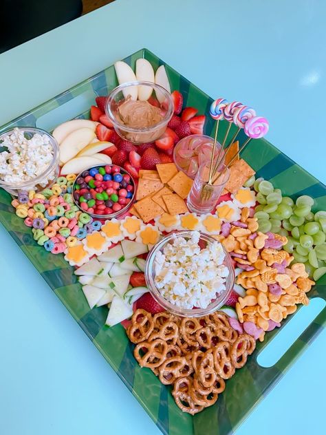 This Make-Ahead DIY Playdate Charcuterie Board Is a Crowd-Pleaser Play Date Charcuterie, Play Date Snack Board, One Year Old Charcuterie Board, Playdate Lunch Ideas, Toddler Charcuterie Board, Playdate Snacks, Kids Charcuterie Board, Kids Charcuterie, Snack Trays