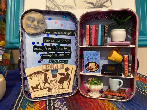 Altered altoids tin made into a tiny book nook. Altoids Wallet Couple, Tin Container Crafts, Polymer Clay Altoid Tin Ideas, What To Do With Altoid Tins, Altoid Can Ideas, Mint Tin Crafts Diy, Tin Diy Ideas, Altoid Tin Bookshelf, Altoid Tin Gift Ideas