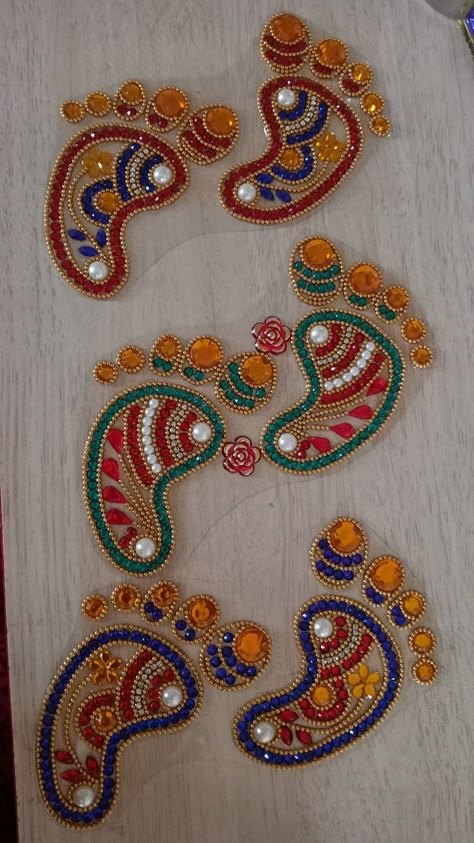 Kundan Stone Aari Work Design, Choti Diwali Rangoli, Kundan Rangoli Designs, Cardboard Rangoli, Rangoli Decoration, Diy Wall Hanging Crafts, Diya Designs, Diya Decoration Ideas, Kundan Rangoli