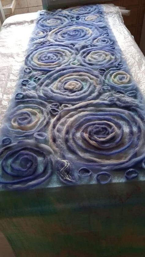 Wet Felting Patterns, Felting On Fabric, Wet Felting Ideas, Nuno Felting Tutorial, Wool Felt Fabric, Felt Wall Hanging, Wet Felting Projects, Felted Wool Crafts, Nuno Felt