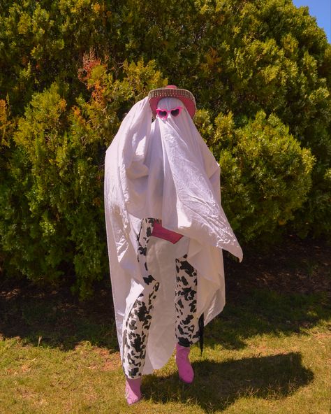 Cowgirl Barbie, Ghost Trend, Cowgirl Halloween, Ghost Photos, Halloween Photoshoot, Creative Portraits, Barbie Girl, Portrait Photo, Photo Inspo