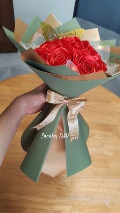 Bouquet Wrapping Tutorial Paper, How To Tie Ribbon Around Flowers, How To Wrap A Ribbon Bouquet, Diy Flower Wrapping, Bouquet Ribbon Flower, How To Make Bouquet Wrap Step By Step, Ribbon Bouquet Tutorial, Bouquet Ribbon Wrap Ideas, Round Bouquet Wrapping Tutorial