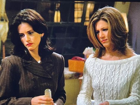 Rachel Green Aesthetic, Rachel And Monica, Monica And Rachel, Rachel Greene, Friends Fits, Monica Rachel, Rachel Green Friends, Iconic Duos, Rachel Green Outfits