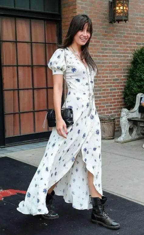 Dress With Combat Boots, Daisy Lowe, Maxi Dress Designs, Boho Summer Outfits, White Floral Dress, Floral White, Looks Vintage, Look Chic, Outfits Casuales