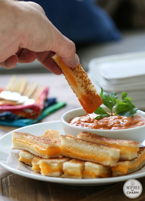 Mini Grilled Cheese Sandwiches - great party snack! Party Snacks Cold, Mini Grilled Cheese, Grilled Cheese Sandwiches, Snacks Für Party, Grilled Cheese Sandwich, Cheese Sandwiches, Ideas Party, Party Snacks, Yummy Appetizers