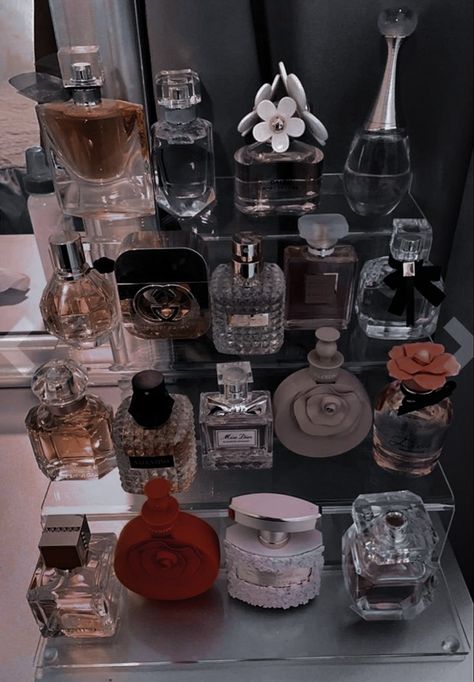 Perfume Display On Dresser, Koleksi Parfum, Expensive Perfume, Perfume Display, Perfume Organization, Perfume Bottle Design, Perfume Photography, Fragrances Perfume Woman, Perfume Collection Fragrance