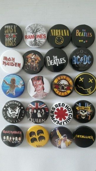 Grunge Paper Crafts, Bottons Ideas, Pines Aesthetic, Rock Accessories, Band Pins, Aesthetic Rock, Rock Vibes, Rock Queen, Grunge Accessories