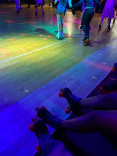 Roller Skating Birthday Party Aesthetic, Vintage Roller Rink, Roller Skating Rink Birthday Party, Roller Skating Dates, Aesthetic Roller Skating Pictures, Roller Skating Couple Aesthetic, Skate Rink Aesthetic, Roller Skating Date Aesthetic, Roller Skating Aesthetic Vintage