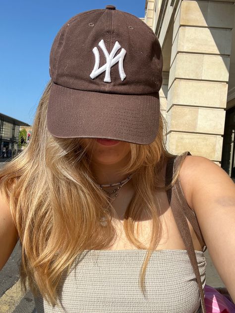 Brown Baseball Cap Outfit, Ball Cap Outfit, Ny Hat, Baseball Cap Outfit, Blonde Ponytail, Cap Outfit, Hat Aesthetic, Baseball Girls, Baseball Outfit