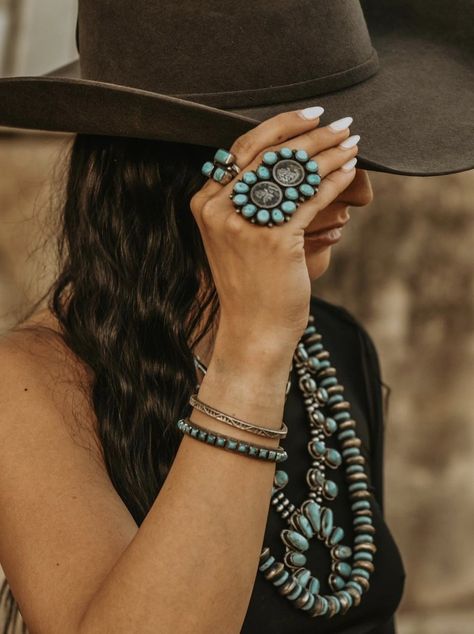 Country Rock Outfit, Turquoise Aesthetic, Western Fashion Jewelry, Chunky Silver Jewellery, Jewelry Photography Styling, Western Wear Outfits, Jewelry Photoshoot, Rock Outfits, Prom Jewelry