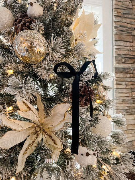 Velvet Ribbon On Christmas Tree, Luxe Christmas Decor, Luxe Christmas, Christmas Decor Idea, Luxury Christmas Decor, Luxury Christmas Tree, Black Velvet Ribbon, Luxury Christmas, Ribbon On Christmas Tree