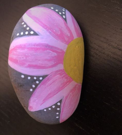 Stone Painting Flower Easy, Pink Painted Rocks Ideas, Pastel Rock Painting, Flower Rocks Painting, Things To Draw On A Rock, Cute Rock Painting Ideas Easy Flowers, Rock Painting Ideas Spring, Painted Rocks Spring, Spring Rocks Painting Ideas