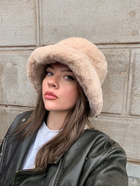 Brown Hair Mushroom, Fluffy Hat Outfit, Fluffy Bucket Hat Outfit, Brown Hat Outfit, Hat Outfit Winter, Bucket Hat Aesthetic, Make Up Nude, Fluffy Hats, Hats Aesthetic