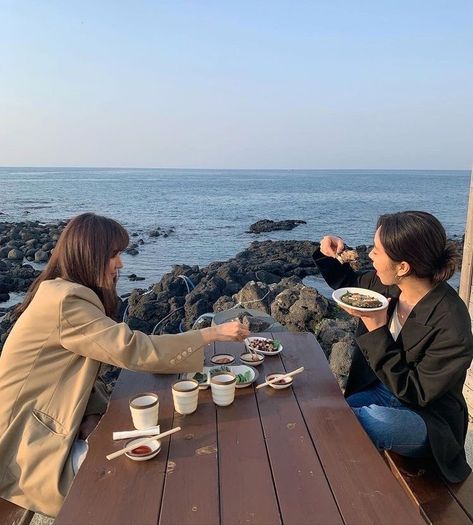 Friends Group Photo, Korean Best Friends, People Eating, By The Ocean, Korean Aesthetic, Best Friend Goals, Friend Photoshoot, Group Photos, Slice Of Life