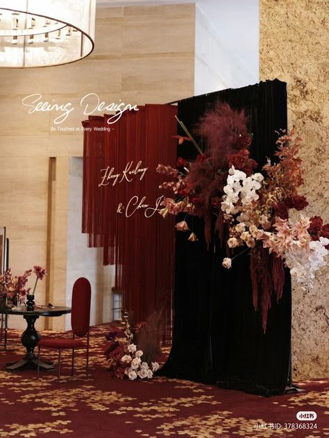 Burgandy Backdrops, Velvet Backdrop Wedding, Chiara Backdrop Ideas, Maroon Wedding Backdrop, Maroon Wedding Decorations, Wedding Photobooth Ideas Backdrops, Sangjit Backdrop, Dekor Engagement, Sangjit Decoration