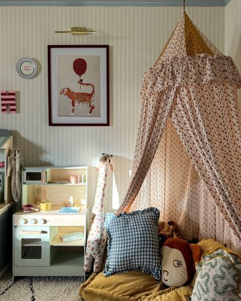 Instagram Vintage Playroom, Eclectic Kids Room, Montessori House, Modern Kids Room, Home Daycare, Toddler Bedrooms, Amber Interiors, Kids Play Area, Playroom Ideas