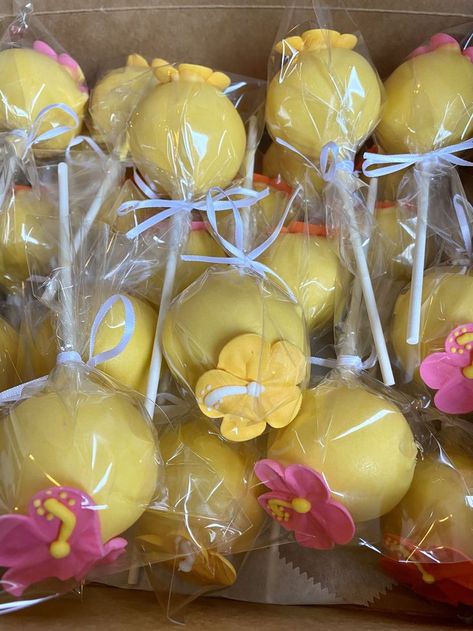 Hawaiian Cake Pops, Hawaiian Theme Cakes, Hibiscus Cake, Hawaiian Baby Showers, Hawaiian Cake, Birthday Bbq, Hawaiian Birthday Party, Baby Shower Treats, Hawaiian Birthday