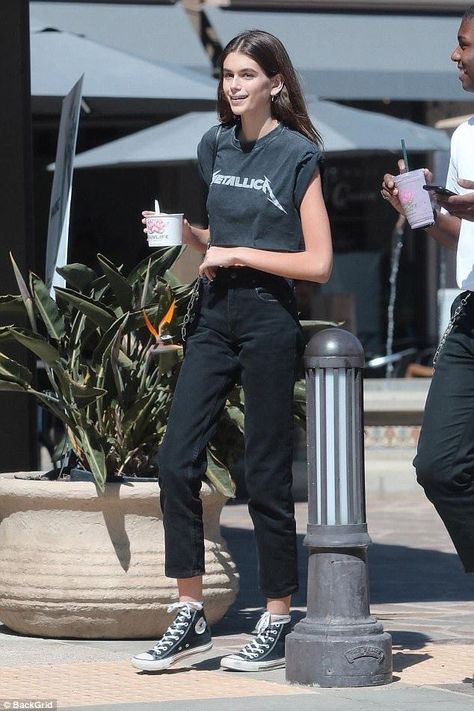 Kaia Gerber Street Style, All Star Outfit, Metallica Tee, Converse Style Women, Kaia Gerber Style, Taylor Outfits, Converse Style, Outfits With Converse, Kaia Gerber