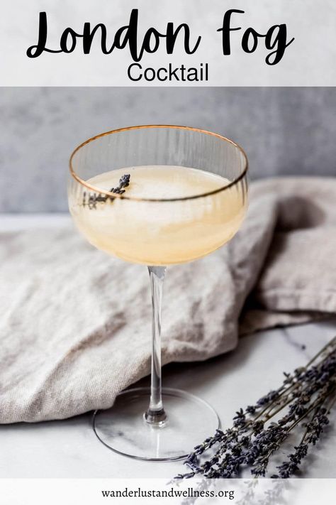 Looking for a cozy and delicious drink to enjoy on a chilly evening? Look no further than this London Fog Cocktail! London Fog Cocktail Recipe, Ttpd Cocktail, London Fog Martini, London Fog Cocktail, Rainy Day Cocktails, Earl Grey Cocktail, London Fog Drink, London Cocktails, London Fog Recipe