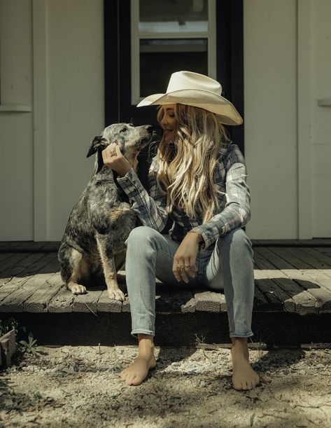 Hassie Harrison: The Real-Life Cowgirl Of Yellowstone Yellowstone Family Photos, Yellowstone Outfit Ideas, Hassie Harrison, Cowboy Wear, 2024 Photoshoot, Cowgirl Photography, Cowgirl Photoshoot, Cowgirl Pictures, Country Aesthetic