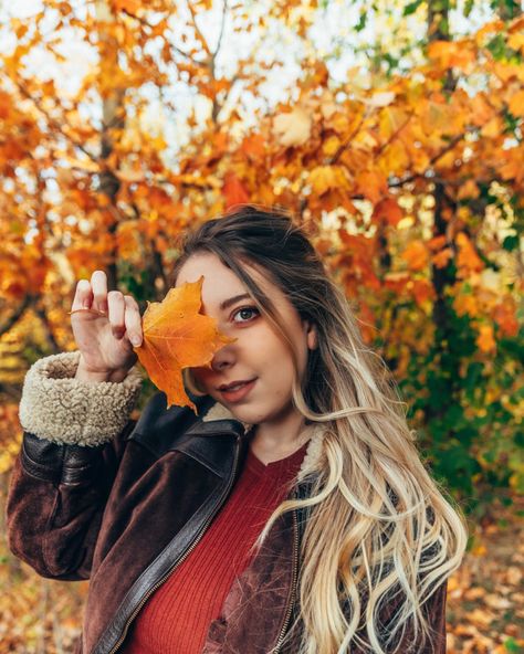 absolutely obsessed with this fall portrait showing off my cute bronzed smoky eye and this fab maple leaf! pin this for post inspo - holding a leaf makes the cutest photos 🤩 Leaf Photoshoot, Autumn Portrait, Fall Couple Pictures, Fall Couple, Fall Pics, Fall Portraits, Pose Inspiration, Fall Photography, Fall Pictures