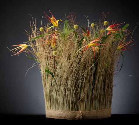 Dry Grasses Posy Pad - Composition by Carles J. Fontanillas - FLOOS Mantel Flower Arrangements, Mantel Flowers, Birch Branches, Floral Art Design, Metal Yard Art, Ornamental Grasses, Simple Beauty, Fall Flowers, Ikebana