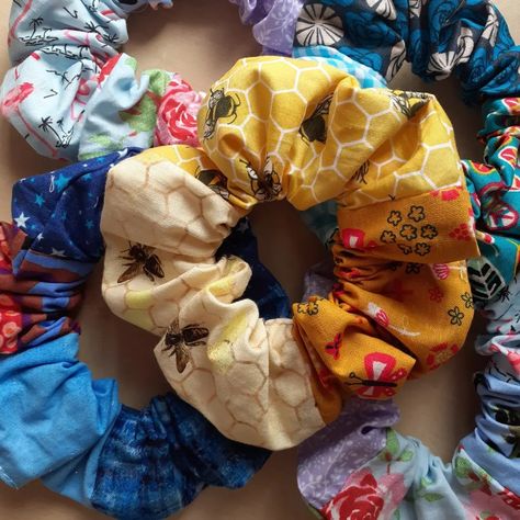 I've really enjoyed making these scrunchies, they look so lovely and they use even the smallest fabric scraps! Ideas Para Coser, Sewing Projects Clothes, Summer Quilts, Hair Scrunchies, Cute Diys, Diy Stuff, Colour Block, Scrunchie Hairstyles, Fabric Scraps