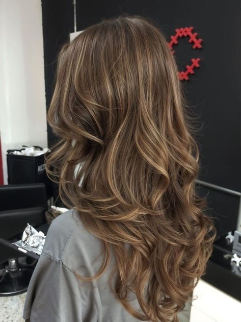 Layers For Brown Hair, Highlight Caramel Hair, Carmel Highlights On Brown Hair Blended, Hair Inspo Brown Highlights, Carmel Highlights On Brown Hair Layers, Caramel Layered Hair, Light Brown Hair With Light Highlights, Highlights Brown Wavy Hair, Light Brown Hair Color Ideas With Highlights