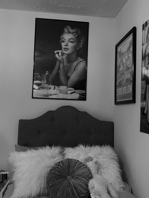 Marilyn Monroe Bedroom Ideas, Vintage Hollywood Bedroom, Mansion In La, Marilyn Monroe Bedroom, Marilyn Monroe Room, Hollywood Bedroom, Decor Beauty Salon, Marilyn Monroe Painting, Pretty Bedrooms