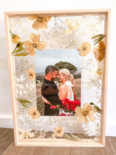 Frame With Flowers Diy, Pressed Flowers Photo Frame, Wedding Flowers Pressed, Ideas For Dry Flowers, Decorated Picture Frames With Flowers, Flowers In Photo Frame, Resin Flower Photo Frame, Picture Frame With Dried Flowers, Flower Press Picture Frame