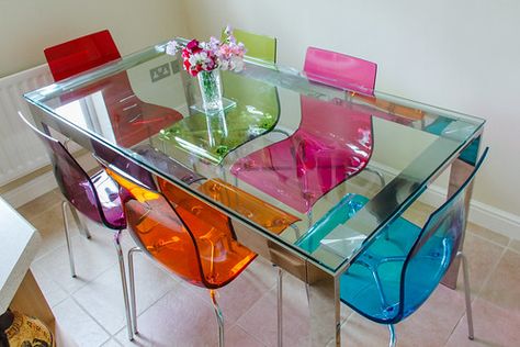 Funky Kitchen, Dc Apartment, Kitchen Table And Chairs, Deco Retro, New Retro, Glass Dining Table, Retro Look, Table And Chairs, Colored Glass