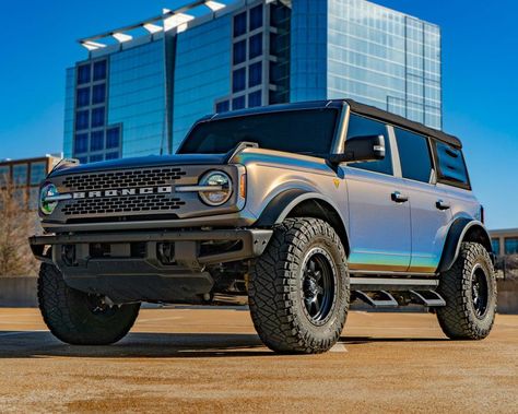 Can't decide on a paint color for your new Ford Bronco? How about ALL THE COLORS! This Bronco was wrapped in 3M 2080 Series Gloss Flip Psychedelic. Bronco Wrap, Ford Bronco Sasquatch, Bronco Sasquatch, New Ford Bronco, Broncos Colors, Bronco Car, Jeep Rubicon, Car Mechanic, Car Wrap