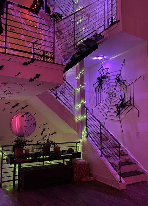 Haunted House Wall Decor, Halloween Decorations On Stairs, Halloween Lobby Decorations, Halloween Mansion Decor, Halloween Decorations Staircase, Halloween Staircase Decor Railings, Halloween Stairs Decorations, Halloween Staircase Decor, Halloween Decorations Bedroom