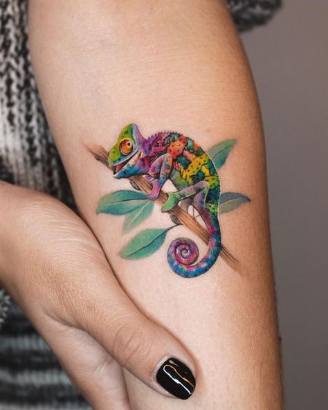 Chameleon Tattoo, Colour Tattoo For Women, Lizard Tattoo, Tato Henna, Female Tattoos, Frog Tattoos, Tattoo Prices, Geniale Tattoos, Tatuaje A Color