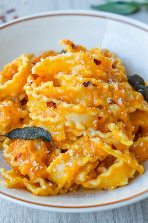 This fall-inspired recipe is a combination of roasted pumpkin and garlic, which creates a creamy Pumpkin Pasta Sauce that is full of flavour Pumpkin Pasta Sauce, Pumpkin Pancake Recipe, Pumpkin Dishes, Frozen Pumpkin, Pumpkin Sauce, Pumpkin Pasta, Vegan Parmesan Cheese, Roast Pumpkin, Hearty Dinner