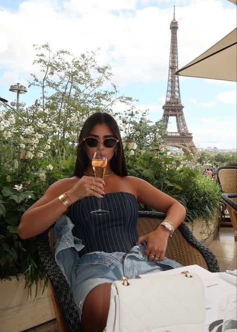 France Street Style, Trip Outfit Summer, Paris Trip Outfits, France Street, Maria Victoria, Instagram Dp, European Summer Outfits, Shotting Photo, Paris Pictures