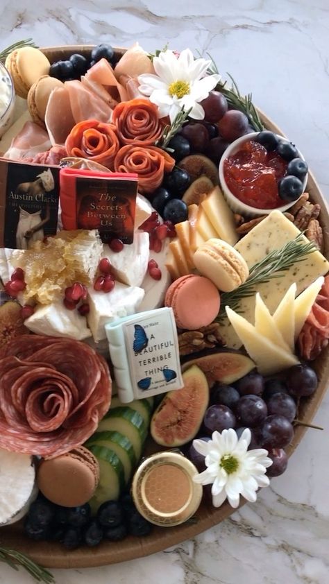 Book Club Charcuterie Board Ideas, Book Themed Charcuterie Board, Book Club Charcuterie Board, Theme Charcuterie Board, Masters Party, Book Club Snacks, Themed Snacks, Charcuterie Ideas, Fun Love