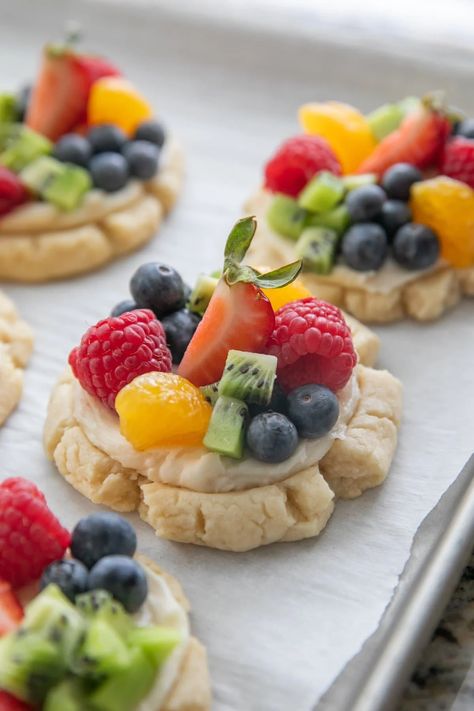 Fruit Pizza Cookies, Pizza Cookies, Summer Sweets, Soft Sugar Cookies, Fruit Pizza, Think Food, Snacks Für Party, Baking Pan, Easy Cookies