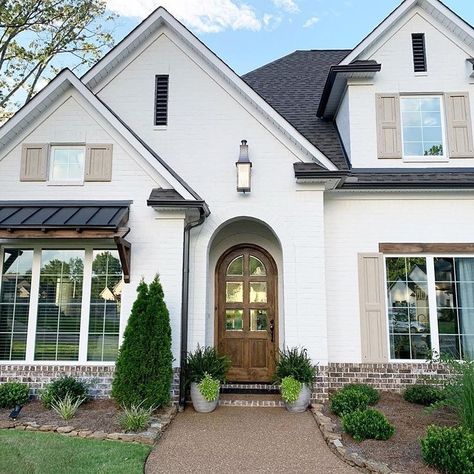 The CopperSmith Lighting on Instagram: “Loving the farmhouse vibes and our #ChurchillLantern on full display above the door of this gorgeous home posted by @MyRusticModernHome!🔥 .…” Arched Front Door, Arched Doorway, Farmhouse Vibes, Arch Doorway, Beautiful Front Doors, Home Structure, Small Cottage Homes, Meet New Friends, Farmhouse Doors