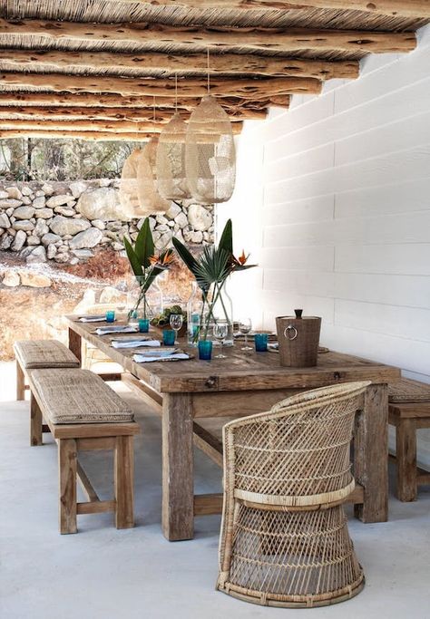 outdoor dining #style #home Backyard Dining, Wooden Garden Benches, Communal Table, Backyard Beach, Outdoor Furniture Decor, Mediterranean Decor, Diy Garden Furniture, Mediterranean Homes, Patio Dining