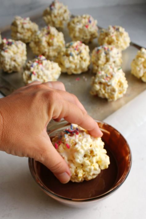 Marshmallow popcorn balls are a fun and easy treat that just take a few minutes and a few ingredients. Dip them in chocolate and top them with sprinkles for an extra festive and delicious treat! Marshmallow Popcorn Recipes, Marshmallow Popcorn Balls, Marshmallow Popcorn, Chocolate Dipped Marshmallows, Popcorn Balls, Easy Treat, Popcorn Recipes, Chocolate Marshmallows, Easy Treats