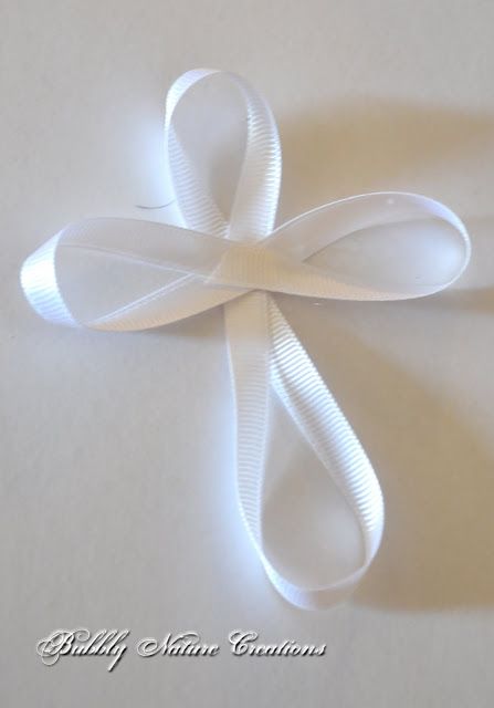 Cross ribbon bows for Communion Ribbon Cross, Recuerdos Primera Comunion Ideas, First Communion Decorations, Ribbon Sculptures, Communion Decorations, Easter Bows, Ribbon Sculpture, Communion Party, Easter Candles